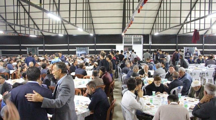 Erbakan Vakfından İftar Yemeği