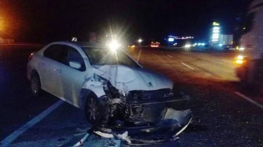 Otomobil Tıra Çarptı