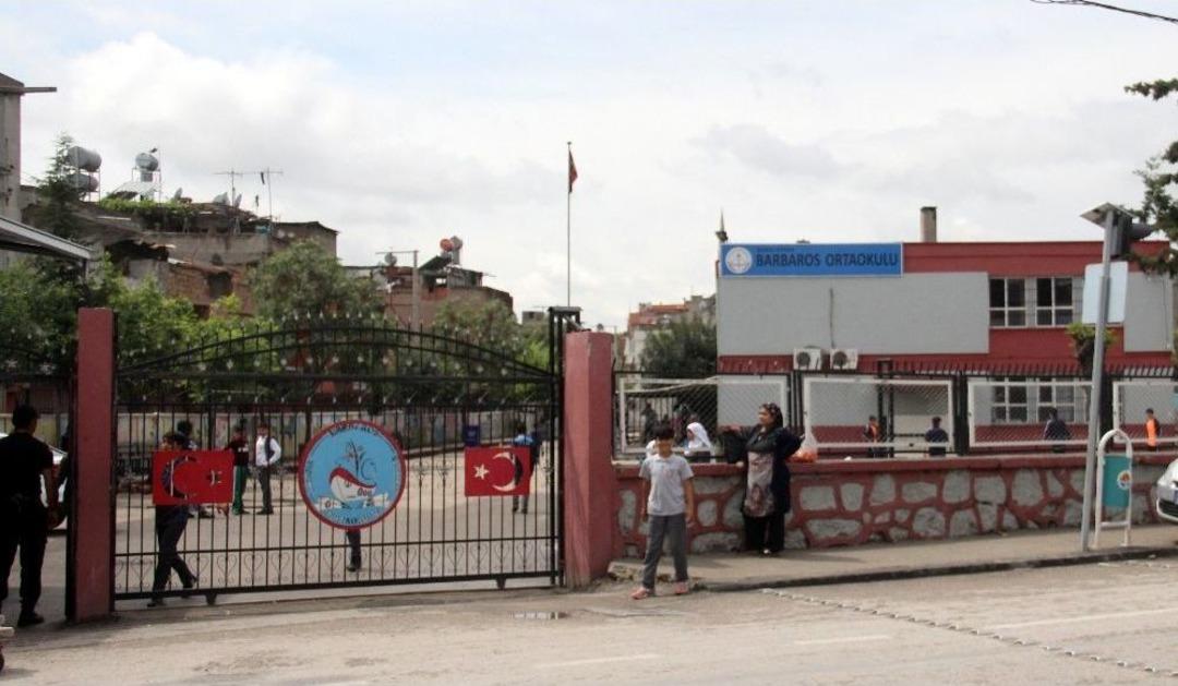 14 Yaşındaki &Ouml;ğrenci M&uuml;d&uuml;r Yardımcısını Bı&ccedil;akladı