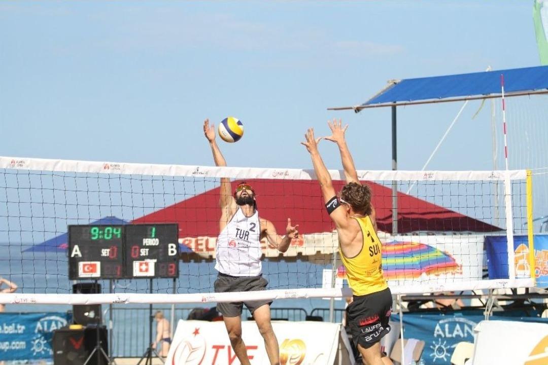 Alanya&rsquo;da Plajda Voleybol Heyecanı Devam Ediyor