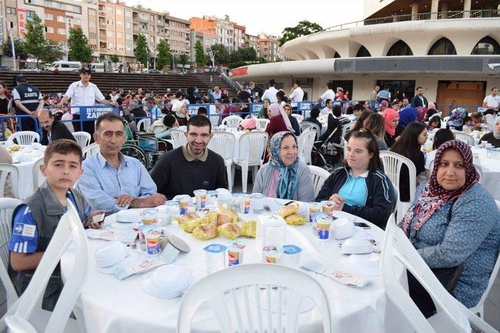 Engelli, Yaşlı Ve Gaziler İftarda Buluştu G1