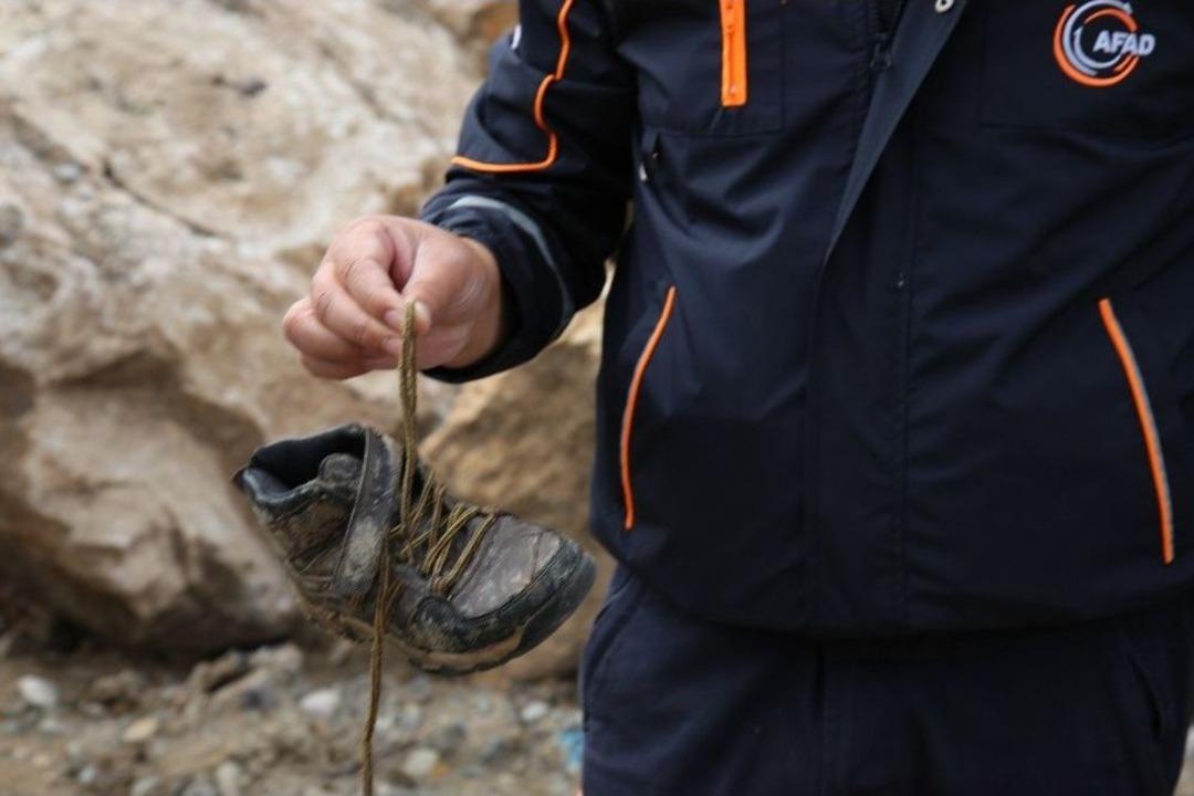 Kelkit &Ccedil;ayı&rsquo;na D&uuml;şen &Ccedil;ocuğun Ayakkabısı Bulundu