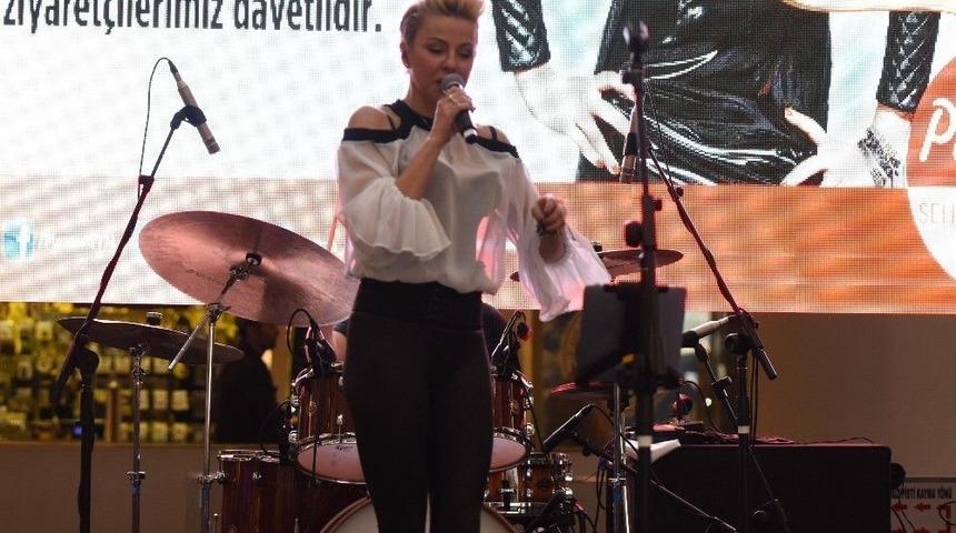 Pamela Hayranlarını Coşturdu