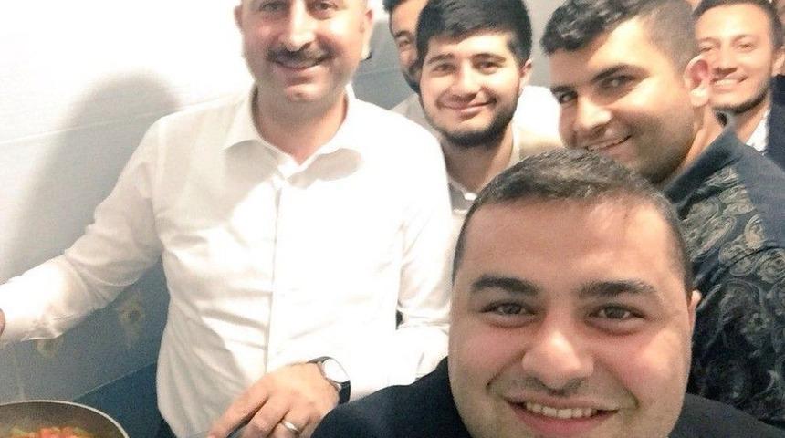 Adalet Bakanı G&uuml;l Sahurda &Ouml;ğrenci Evinde Menemen Yaptı