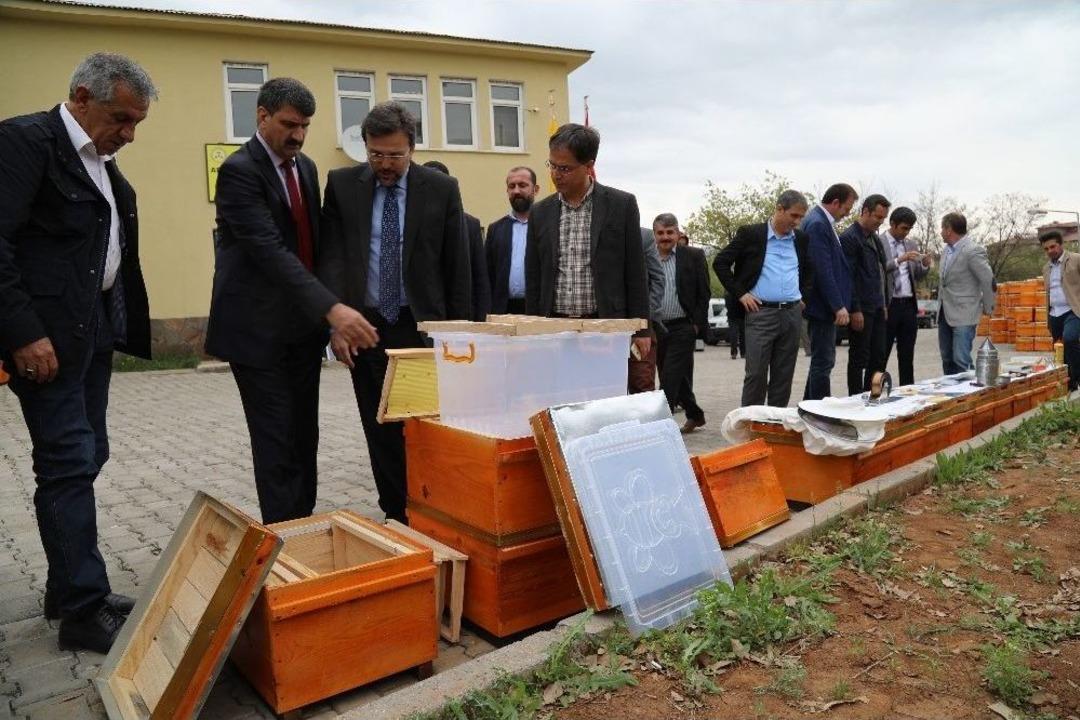 Bing&ouml;l&rsquo;de Arıcılara Malzeme Desteği