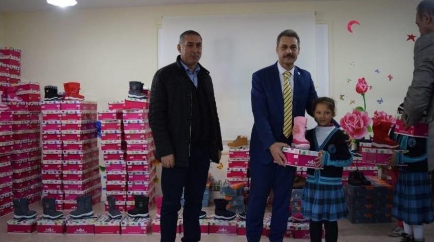 Besni&rsquo;de Hayırsever İş Adamından &Ouml;ğrencilere Bot Yardımı