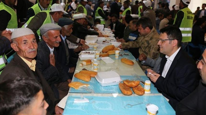 G&uuml;rpınar Belediyesinden &ldquo;kardeşlik&rdquo; Sofrası
