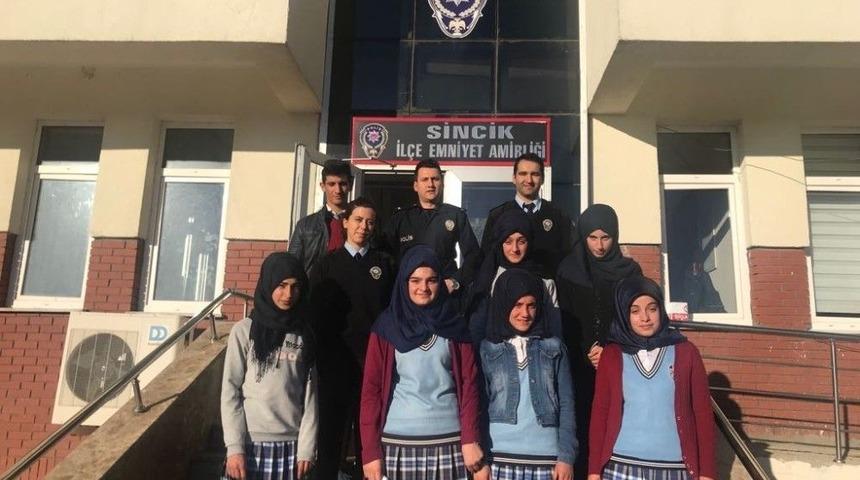 &Ouml;ğrenciler Polislerle Bir Araya Geldi