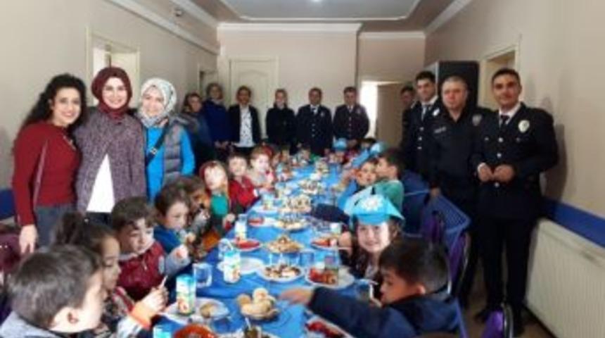 Minik Öğrenciler Polislerin Bayramını Kutladı