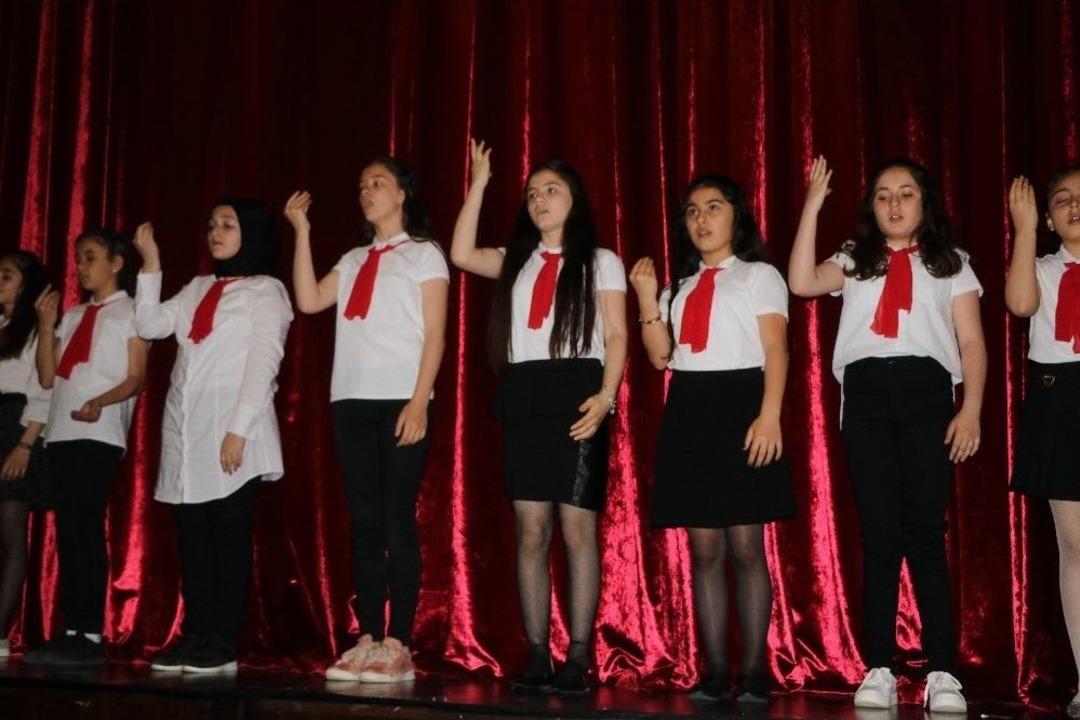 &Ccedil;ocuklar İstiklal Marşını İşaret Diliyle Okudu