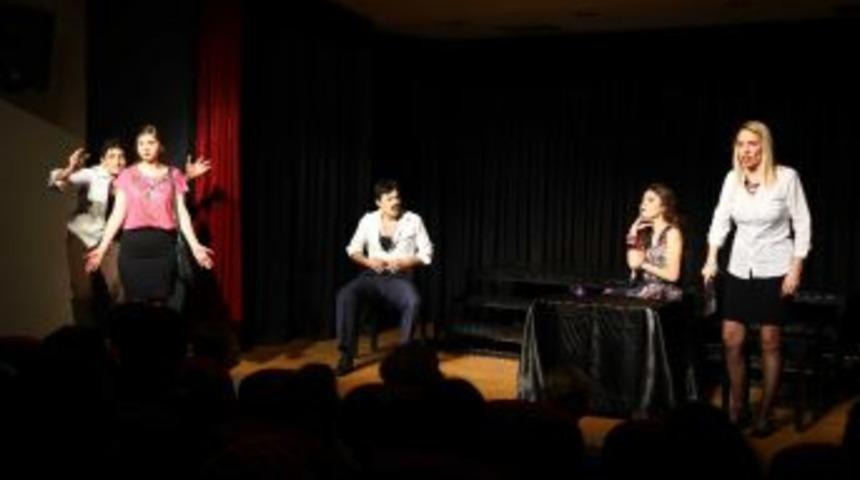 Bayraklı Belediye Tiyatrosu Yeni Oyunla Sahnede