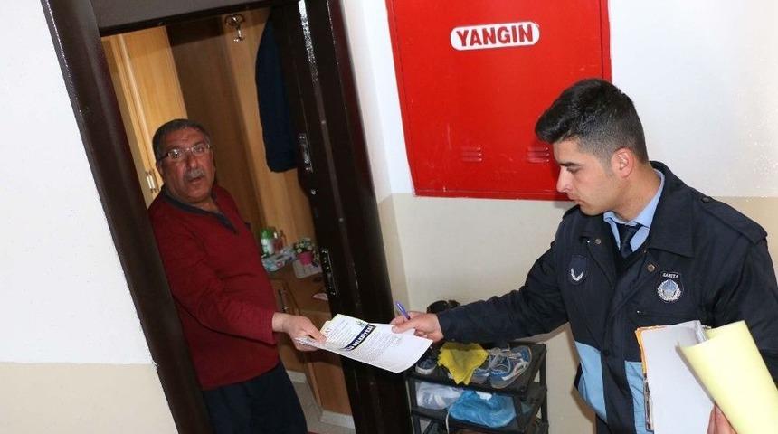 Bitlis Belediyesinden Broş&uuml;r Ve &Ccedil;&ouml;p Poşeti Dağıtımı