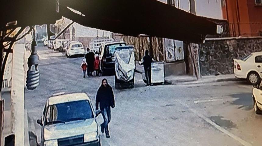 Hamile Kadına &Ccedil;ocuklarının Yanında Taciz