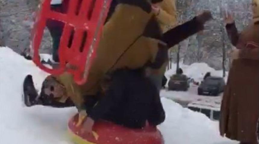 Şişme Yatakla Karda Kayan Tatilcinin &Ccedil;arptığı Bayan Havada Taklalar Attı