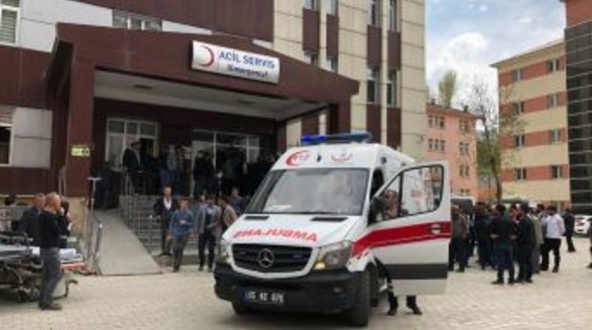 &Ouml;ğrenci Servisi Şarampole Devrildi: 18 Yaralı