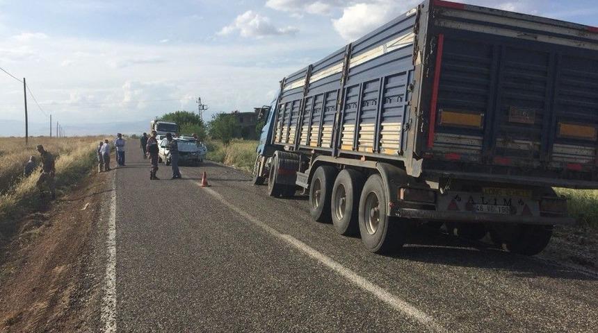 Tır İle Otomobil Kafa Kafaya &Ccedil;arpıştı: 1 Yaralı