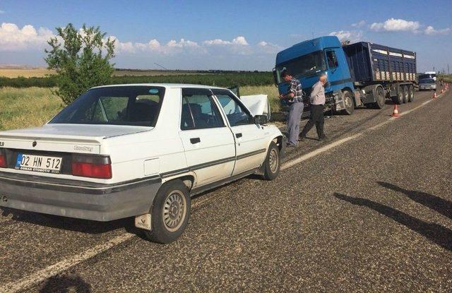 Tır İle Otomobil Kafa Kafaya Çarpıştı: 1 Yaralı