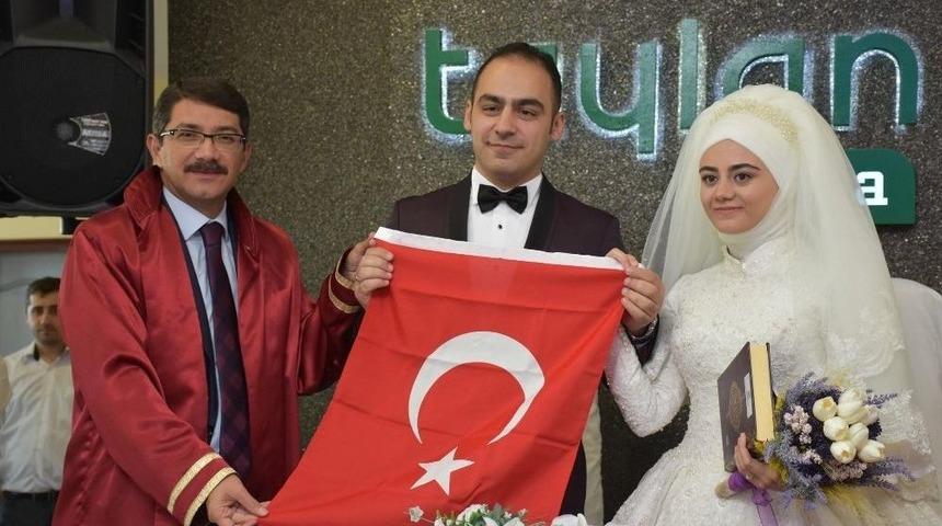 Şehzadeler&rsquo;de Bin 300 &Ccedil;ift D&uuml;nya Evine Girdi