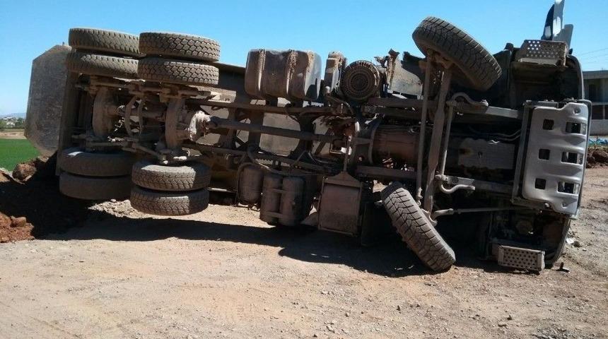 Hafriyat D&ouml;ken Kamyon Devrildi: 1 Yaralı