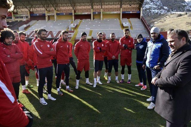 Başkan Çimen, Gümüşhanespor’un Antrenmanını Ziyaret Etti