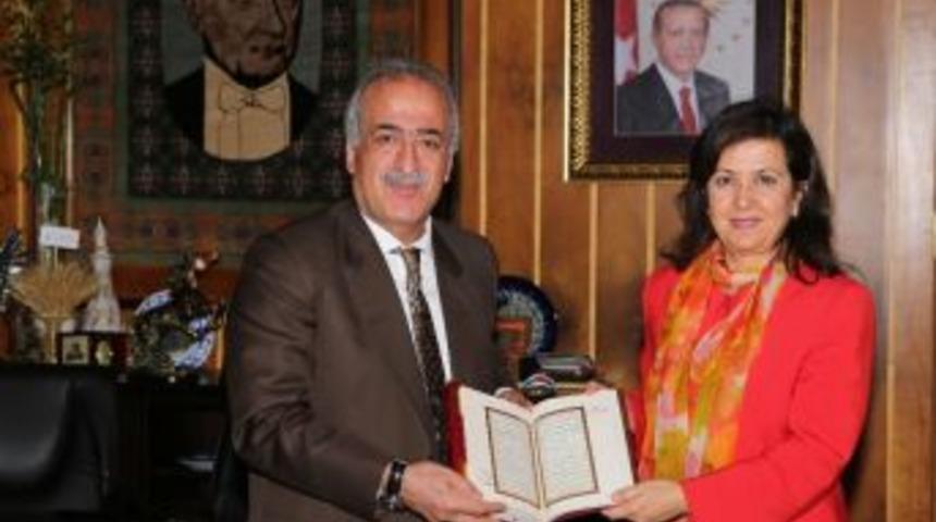 İzmir Demokrasi &Uuml;niversitesi Rekt&ouml;r&uuml; Bedriye Tun&ccedil;siper, Rekt&ouml;r &Ccedil;omaklı&rsquo;yı Ziyaret Etti