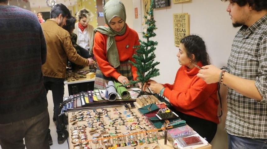 &Ouml;ğrenciler "geleneksel Yılbaşı Panayırı"nda H&uuml;nerlerini Ortaya Koydu