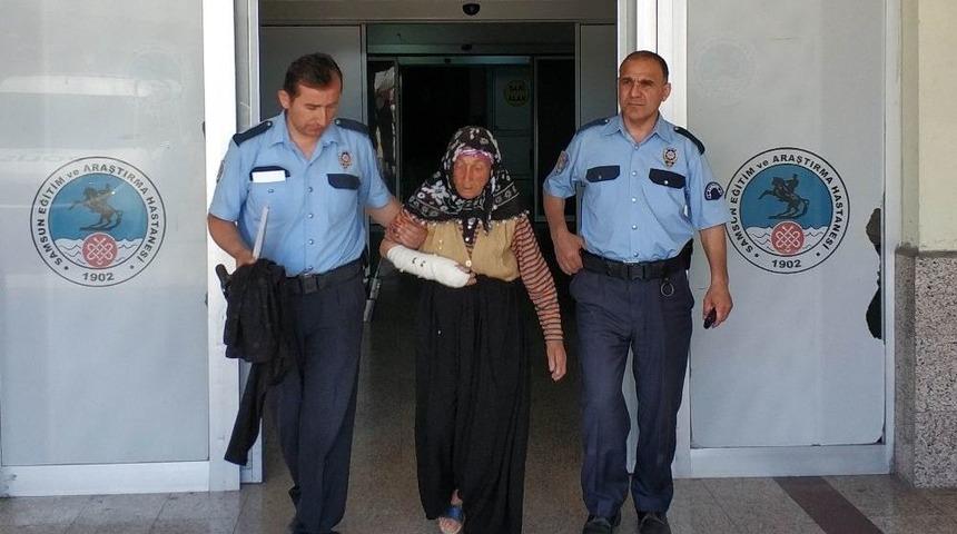 "dilenmiyor" Diye Yaşlı Kadını D&ouml;verek Hastanelik Ettiler