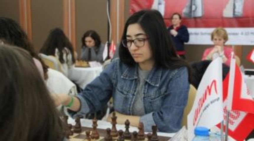 Bilecik Satrancına Kadın Eli