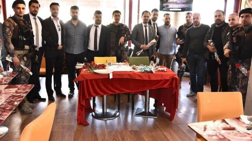 Sirenlerle İhbara Geldiler, Kutlamayla Karşılaştılar