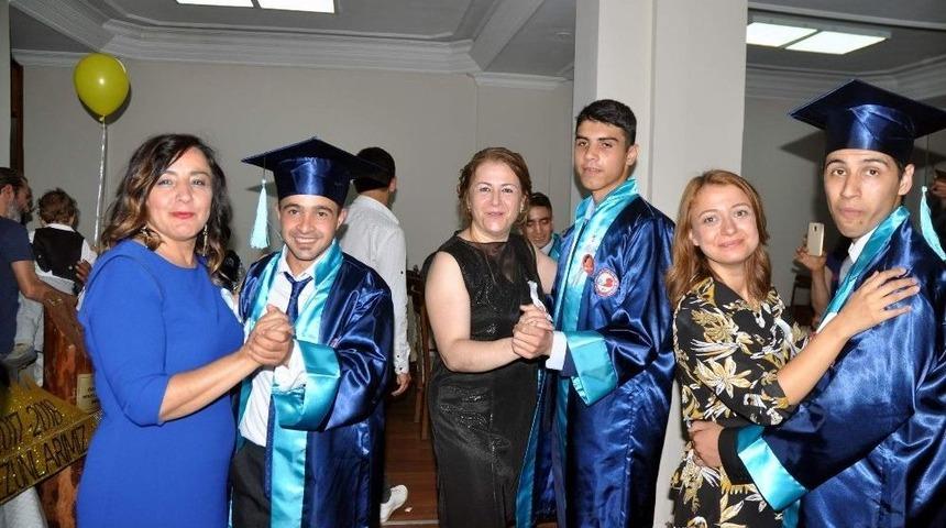 &Ouml;zel &Ouml;ğrenciler Mezuniyet Sevinci Yaşadı