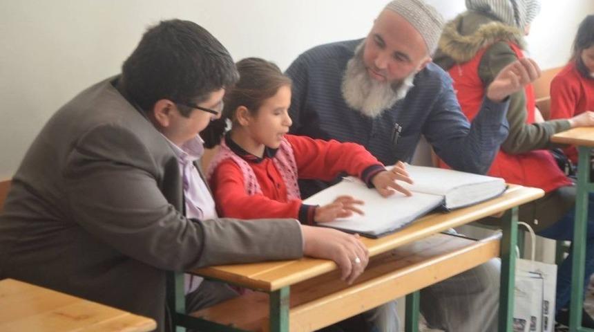 Afyonkarahisar Gen&ccedil;lik Merkezi G&ouml;n&uuml;ll&uuml;leri Engelli Kur&rsquo;an Kursu&rsquo;nu Ziyaret Etti