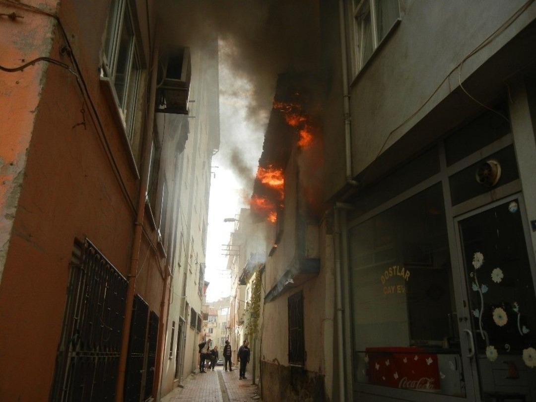 Eski Ev Alevlere Teslim Oldu