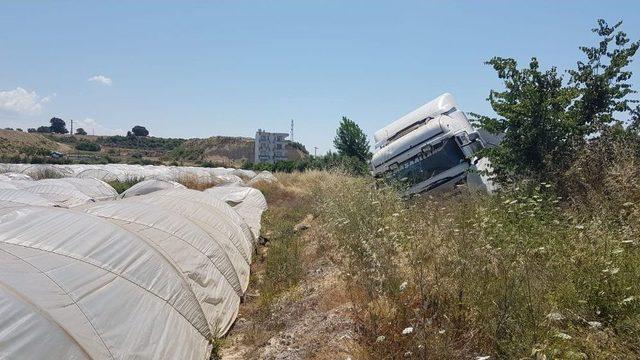 Antalya’da Yoldan Çıkan Tırdaki Borular Çilek Tarlasına Düştü