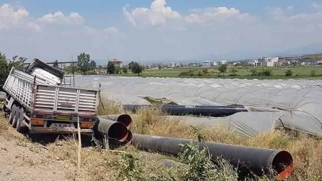 Antalya’da Yoldan Çıkan Tırdaki Borular Çilek Tarlasına Düştü