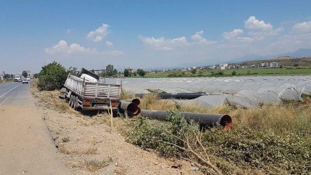 Antalya’da Yoldan Çıkan Tırdaki Borular Çilek Tarlasına Düştü