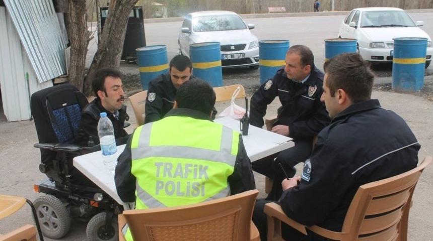 Engelli Vatandaştan Polislere S&uuml;rpriz Ziyaret