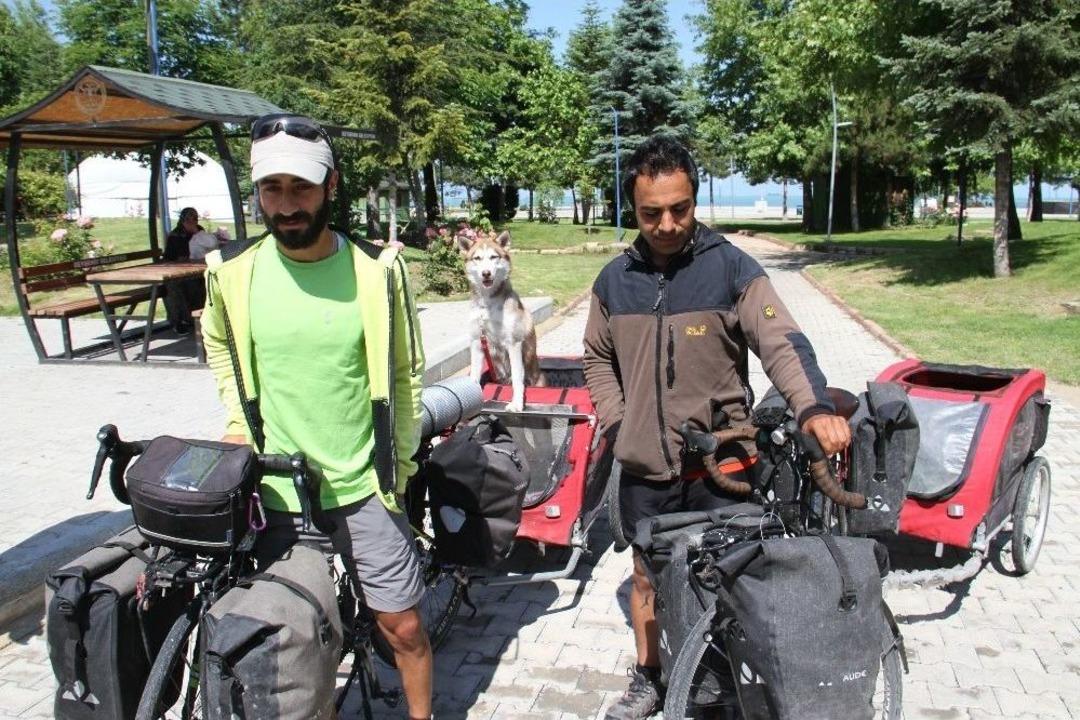 K&ouml;pekleriyle T&uuml;rkiye Turuna &Ccedil;ıkan 2 Bisikletsever Beyşehir&rsquo;de Mola Verdi