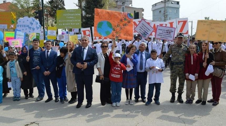 Otizme Dikkat &Ccedil;ekmek İ&ccedil;in Y&uuml;r&uuml;d&uuml;ler