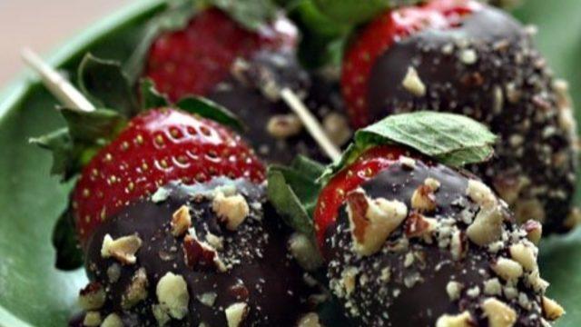 Fıstık ve Çikolata Kaplı Çilekler