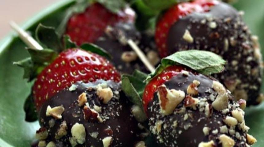 Fıstık ve Çikolata Kaplı Çilekler