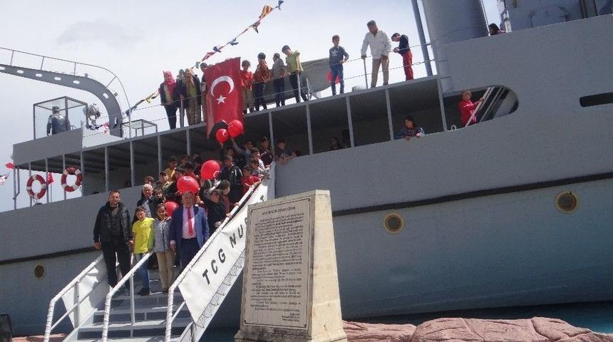 &Ccedil;ocuk Komitesi &Uuml;yeleri Nusrat Mayın Gemisini Ziyaret Etti
