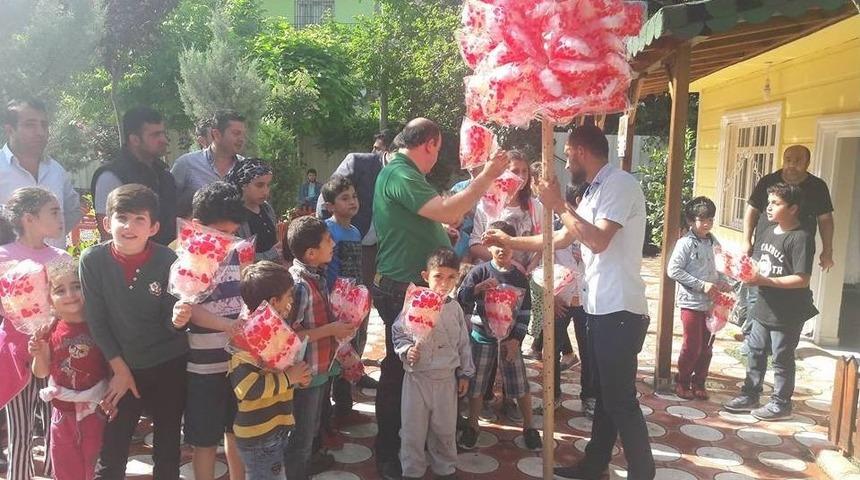Başkan U&ccedil;ar, &Ccedil;ocuklara Pamuk Şekeri Dağıttı