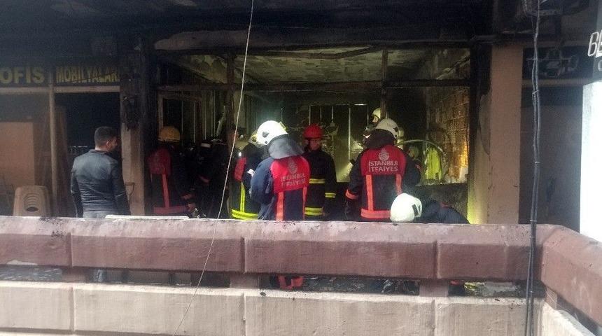 Topkapı&rsquo;da İş Merkezinde &Ccedil;ıkan Yangın Paniğe Neden Oldu