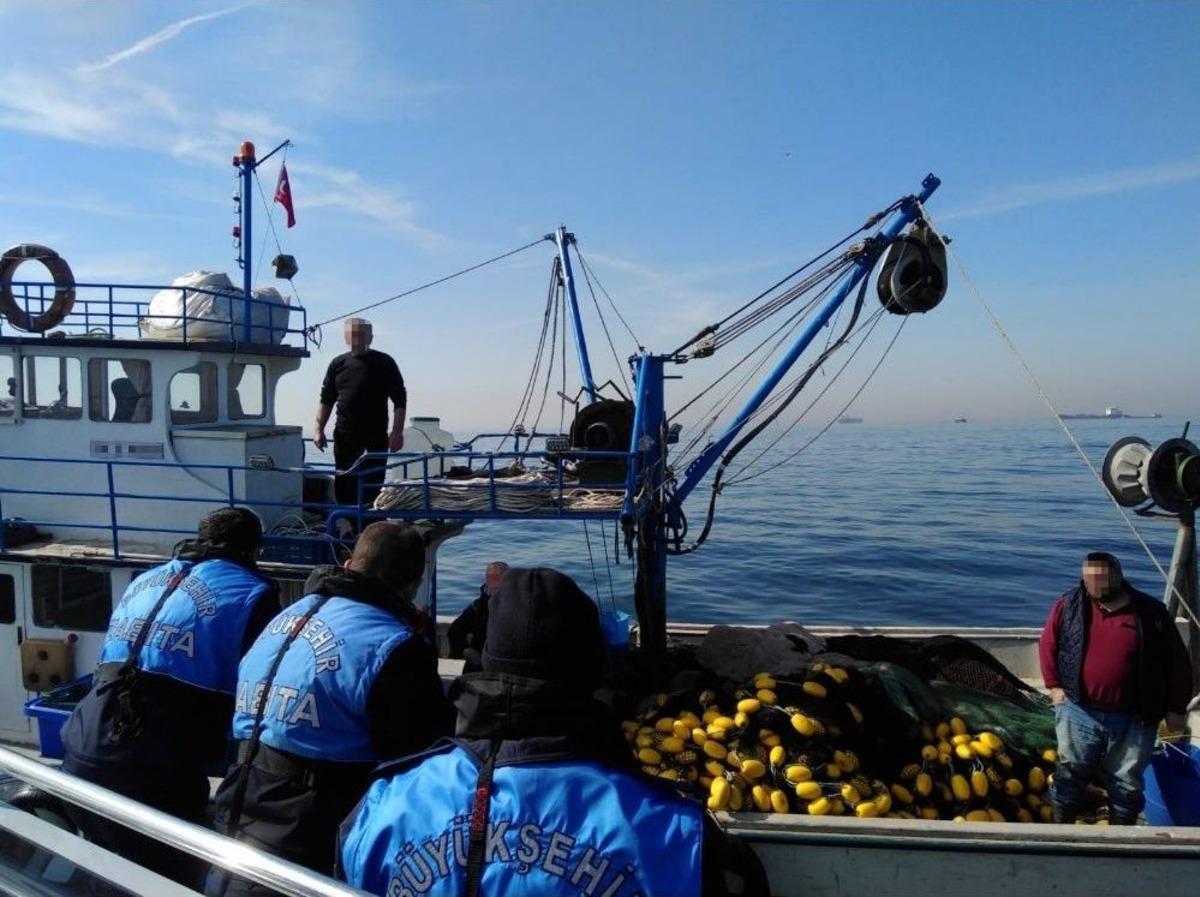 İstanbul Zabıtasından Ka&ccedil;ak Midye Avcılarına Operasyon