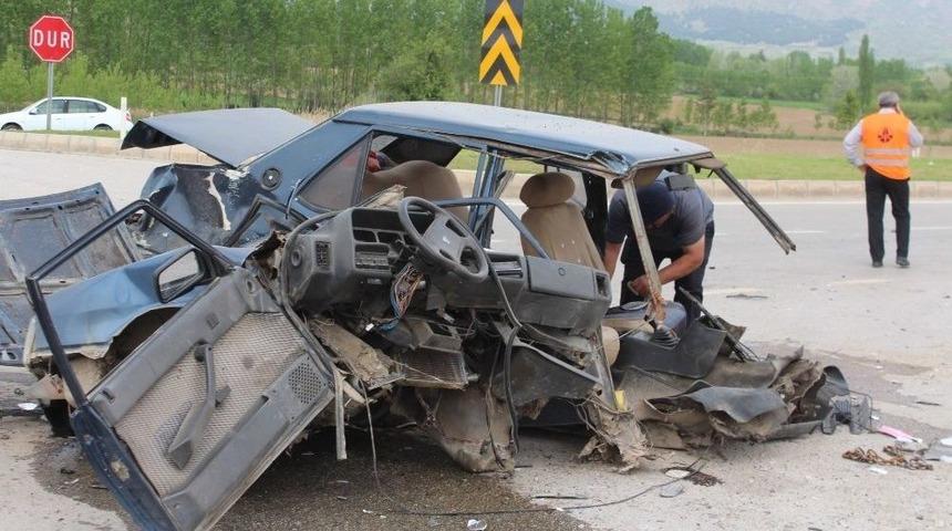 İkiye B&ouml;l&uuml;nen Otomobilin S&uuml;r&uuml;c&uuml;s&uuml; Ağır Yaralandı
