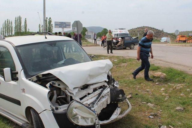 İkiye Bölünen Otomobilin Sürücüsü Ağır Yaralandı