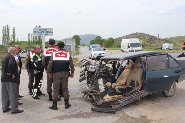 İkiye Bölünen Otomobilin Sürücüsü Ağır Yaralandı