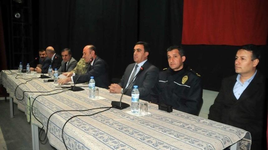 Y&uuml;ksekova&rsquo;da Esnaf Toplantısı Yapıldı