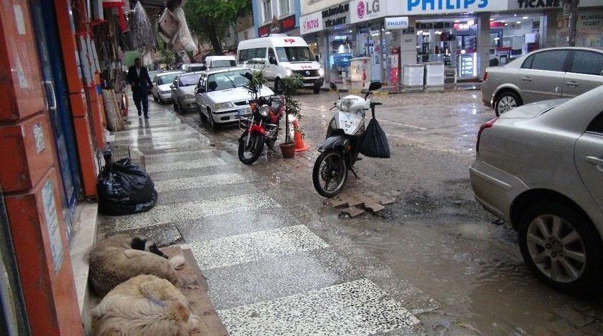 İslahiye&rsquo;de Şiddetli Yağış Etkili Oluyor