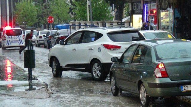 İslahiye’de Şiddetli Yağış Etkili Oluyor